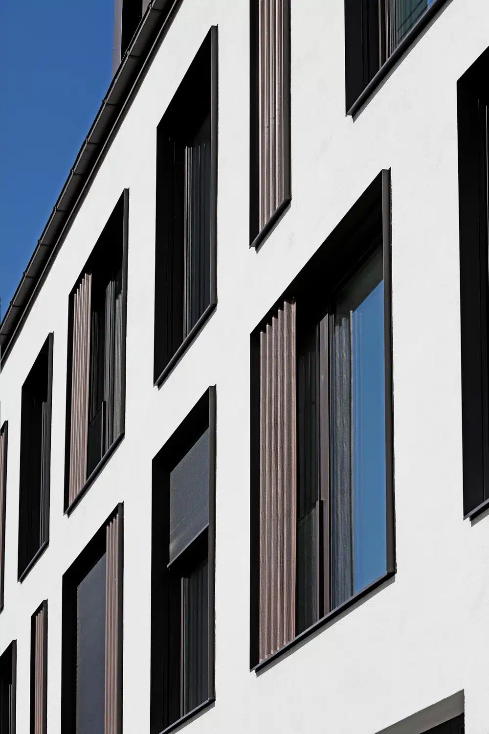 ALUMINIUM-HOLZ-FENSTER FÜR GESCHÄFTSHAUS-NEUBAU – Fensterlösung von Kneer